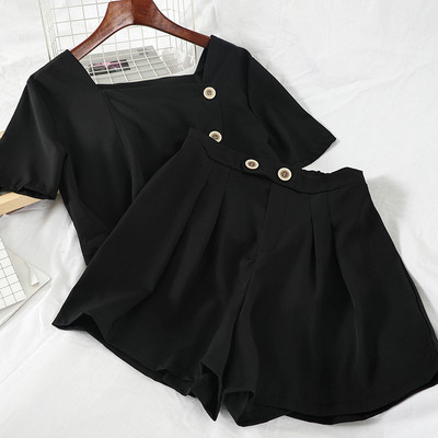 Ženski ljetni set koji uključuje kratku bluzu i hlače visokog struka