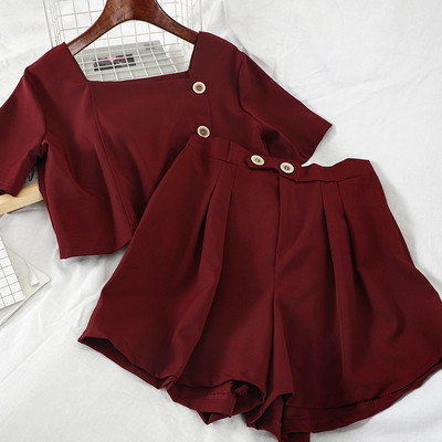 Ženski ljetni set koji uključuje kratku bluzu i hlače visokog struka