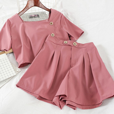 Ženski ljetni set koji uključuje kratku bluzu i hlače visokog struka