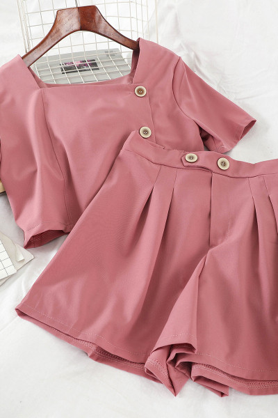 Ženski ljetni set koji uključuje kratku bluzu i hlače visokog struka