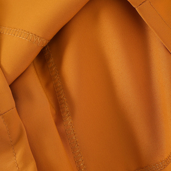 Ženski ljetni set koji uključuje kratku bluzu i hlače visokog struka