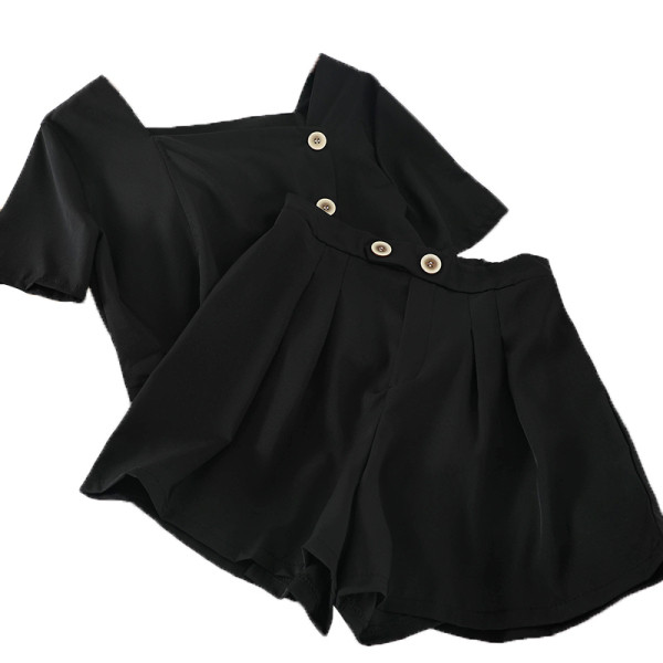 Ženski ljetni set koji uključuje kratku bluzu i hlače visokog struka