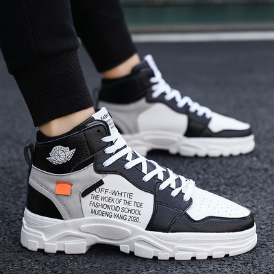 Meeste vabaaja tossud lameda talla, pealdiste ja lipsudega