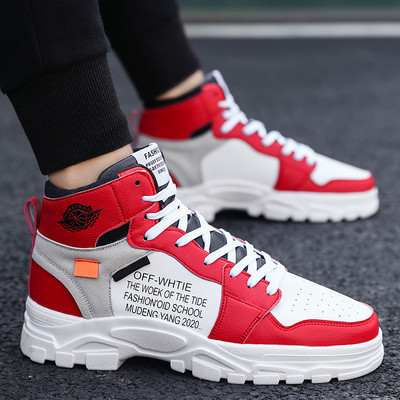 Meeste vabaaja tossud lameda talla, pealdiste ja lipsudega