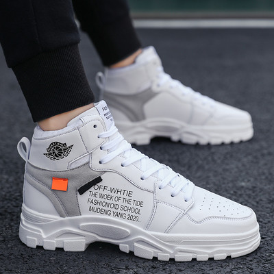 Meeste vabaaja tossud lameda talla, pealdiste ja lipsudega