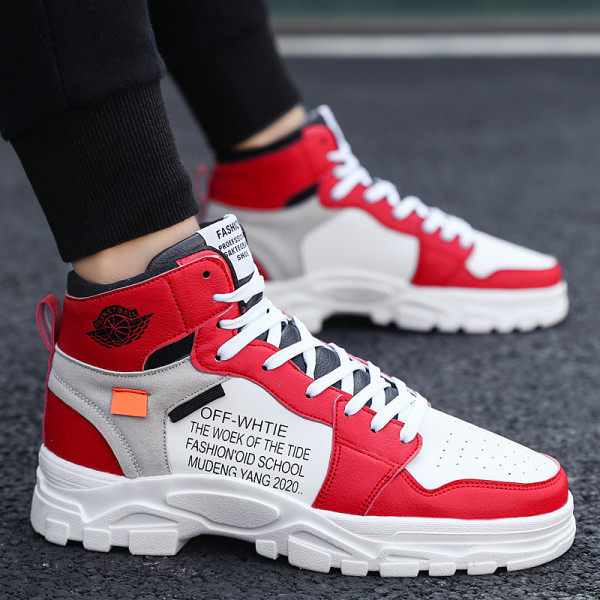 Meeste vabaaja tossud lameda talla, pealdiste ja lipsudega