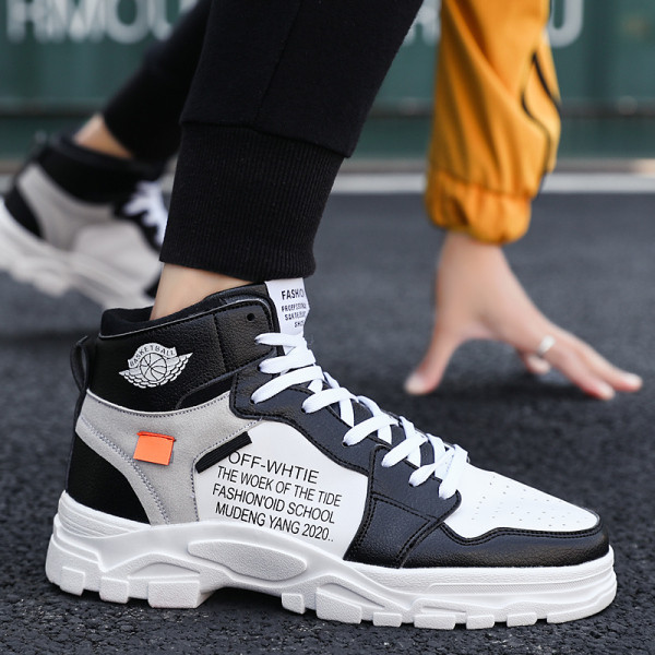 Meeste vabaaja tossud lameda talla, pealdiste ja lipsudega