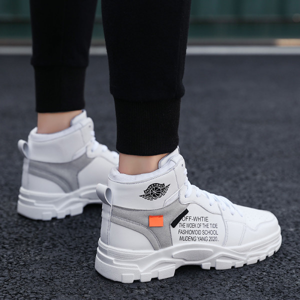 Meeste vabaaja tossud lameda talla, pealdiste ja lipsudega