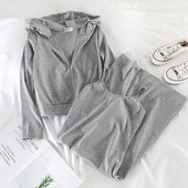 Női sportkészlet, amely tartalmaz egy kapucnis pulóvert és egy pántos ruhát