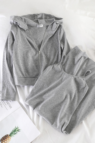 Női sportkészlet, amely tartalmaz egy kapucnis pulóvert és egy pántos ruhát