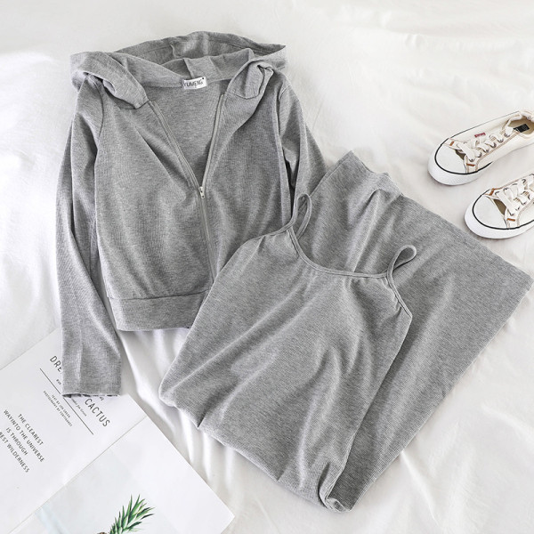 Női sportkészlet, amely tartalmaz egy kapucnis pulóvert és egy pántos ruhát