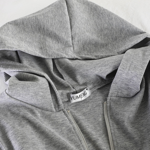 Női sportkészlet, amely tartalmaz egy kapucnis pulóvert és egy pántos ruhát