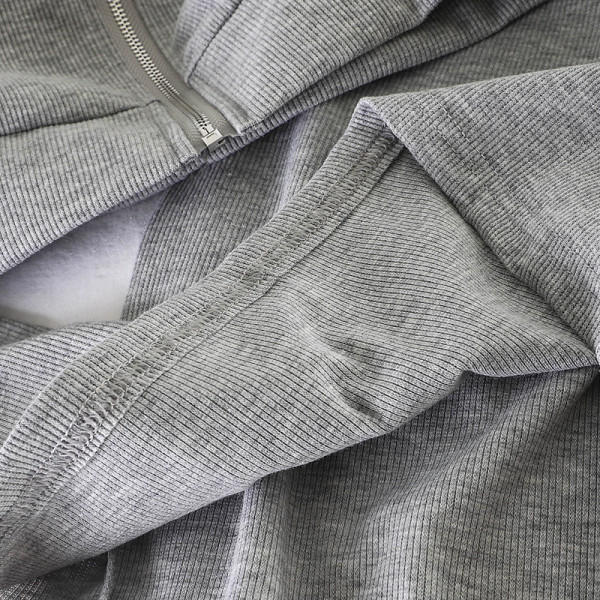 Női sportkészlet, amely tartalmaz egy kapucnis pulóvert és egy pántos ruhát