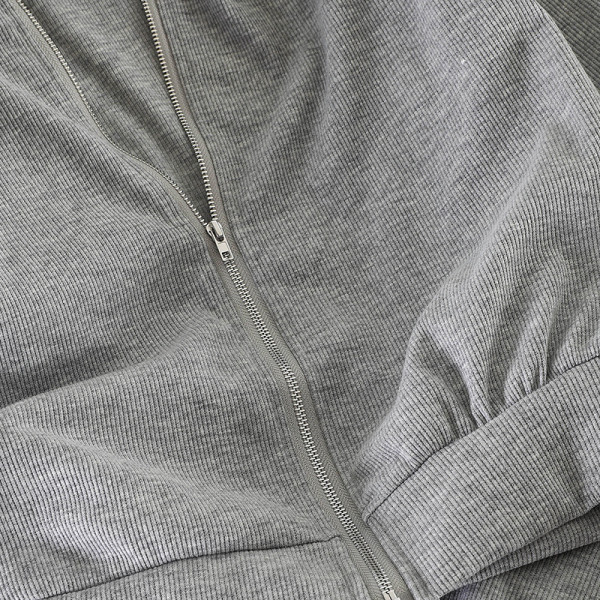 Női sportkészlet, amely tartalmaz egy kapucnis pulóvert és egy pántos ruhát