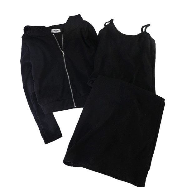Női sportkészlet, amely tartalmaz egy kapucnis pulóvert és egy pántos ruhát