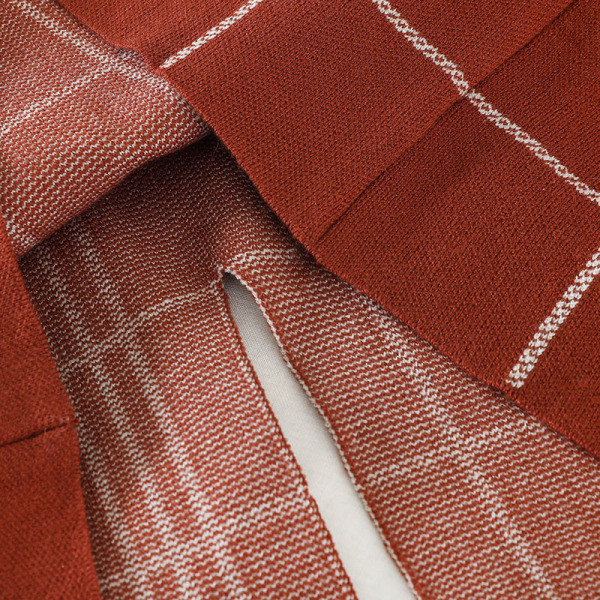 Vékony kötés női szett pulóverrel és szoknyával