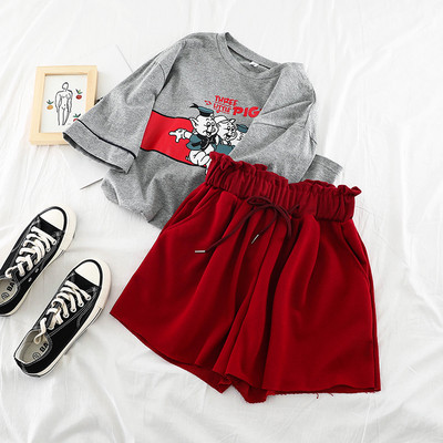 Naiste vabaaja komplekt, mis sisaldab aplikatsiooniga T-särki ja kõrge vöökohaga lühikesi pükse