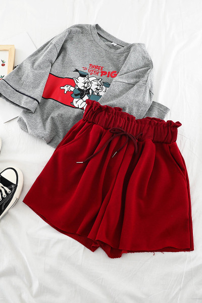 Naiste vabaaja komplekt, mis sisaldab aplikatsiooniga T-särki ja kõrge vöökohaga lühikesi pükse