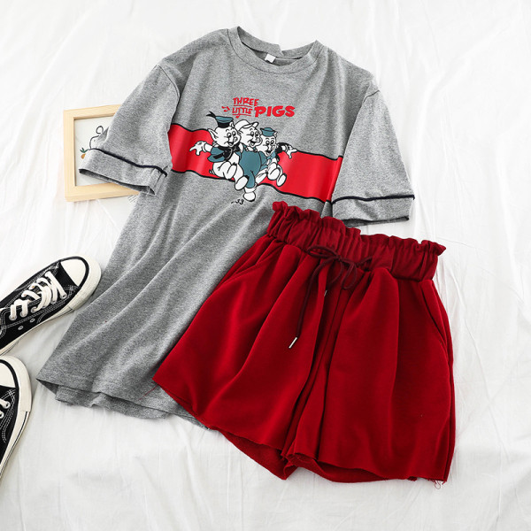 Naiste vabaaja komplekt, mis sisaldab aplikatsiooniga T-särki ja kõrge vöökohaga lühikesi pükse