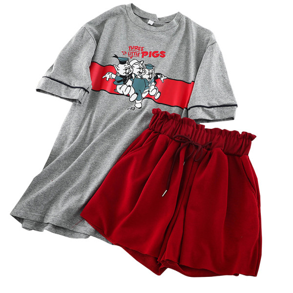 Naiste vabaaja komplekt, mis sisaldab aplikatsiooniga T-särki ja kõrge vöökohaga lühikesi pükse