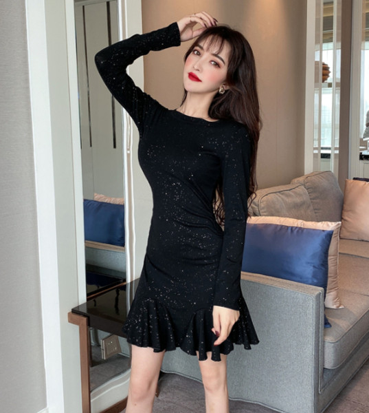 Új modell női rövid fekete ruha - szabású modell