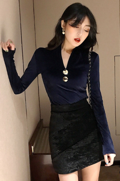 Új modell testreszabott bársony blúz V-nyakkal