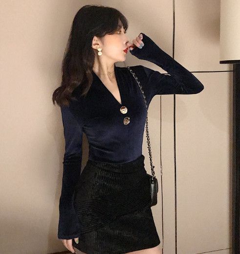 Új modell testreszabott bársony blúz V-nyakkal