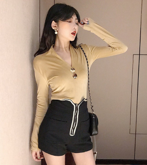 Új modell testreszabott bársony blúz V-nyakkal