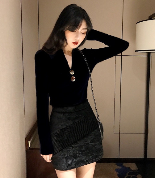 Új modell testreszabott bársony blúz V-nyakkal