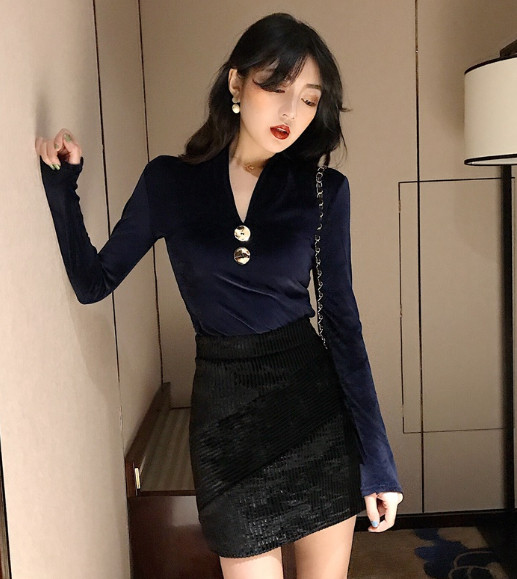 Új modell testreszabott bársony blúz V-nyakkal