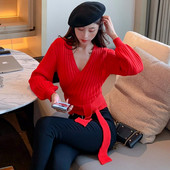 Modern női pulóver spitz nyakkivágással és nyakkendővel