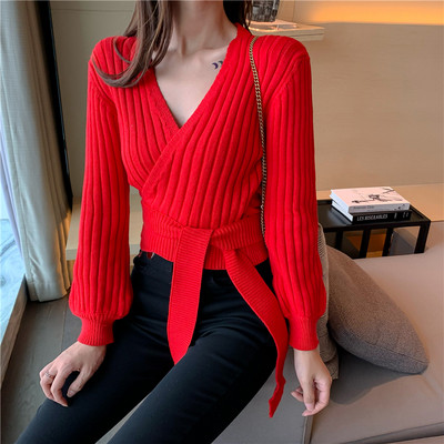 Modern női pulóver spitz nyakkivágással és nyakkendővel