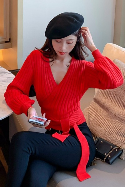 Modern női pulóver spitz nyakkivágással és nyakkendővel