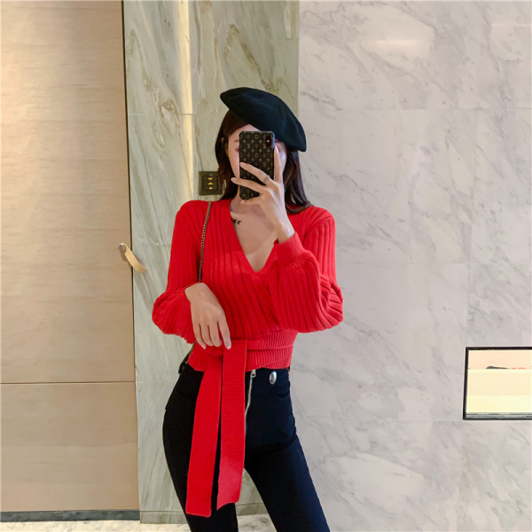 Modern női pulóver spitz nyakkivágással és nyakkendővel