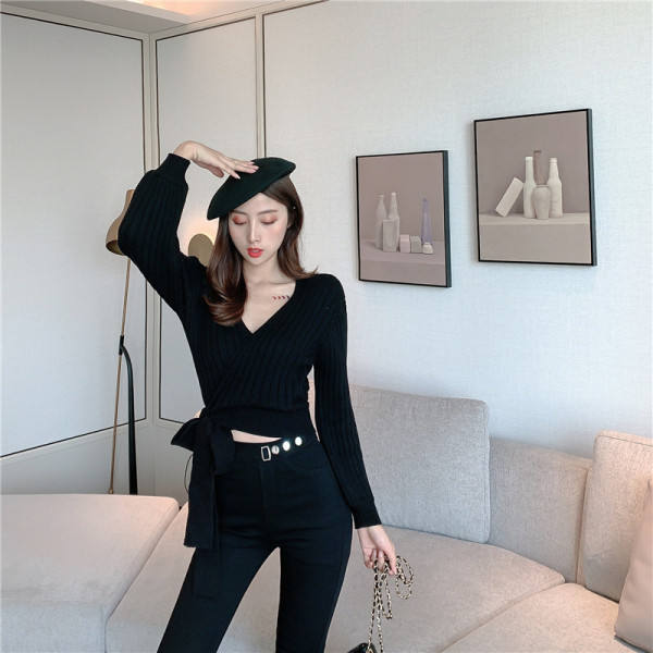 Modern női pulóver spitz nyakkivágással és nyakkendővel