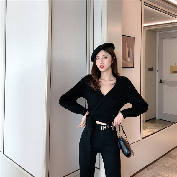 Modern női pulóver spitz nyakkivágással és nyakkendővel