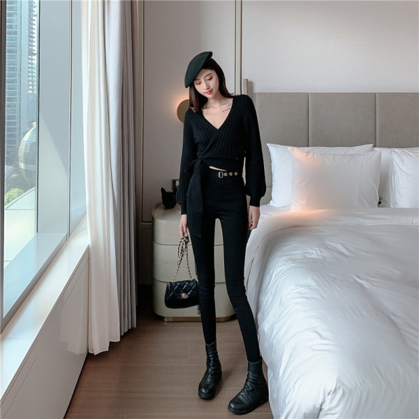 Modern női pulóver spitz nyakkivágással és nyakkendővel