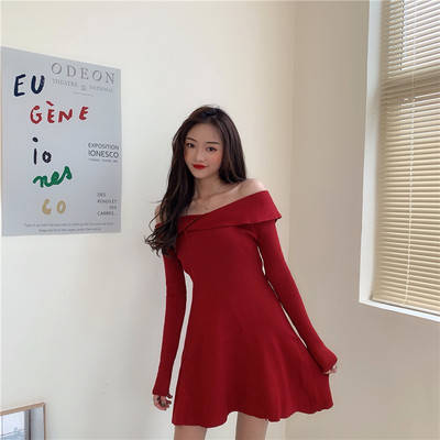 Naiste kleit, mis on valmistatud velvetist trikoosist, millel on langenud varrukad