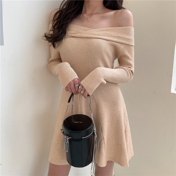 Naiste kleit, mis on valmistatud velvetist trikoosist, millel on langenud varrukad