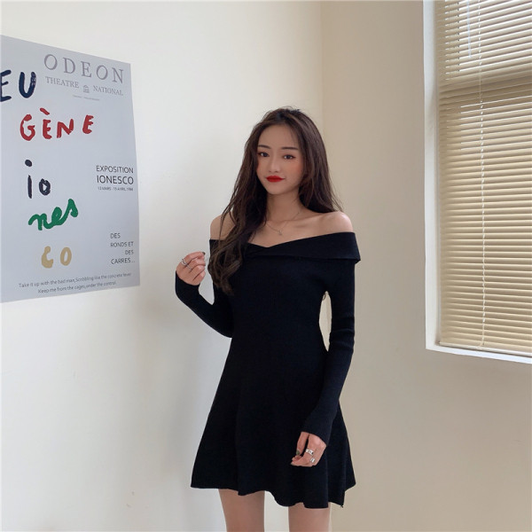 Naiste kleit, mis on valmistatud velvetist trikoosist, millel on langenud varrukad