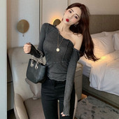 Szürke női blúz ejtett ujjakkal és fürtökkel