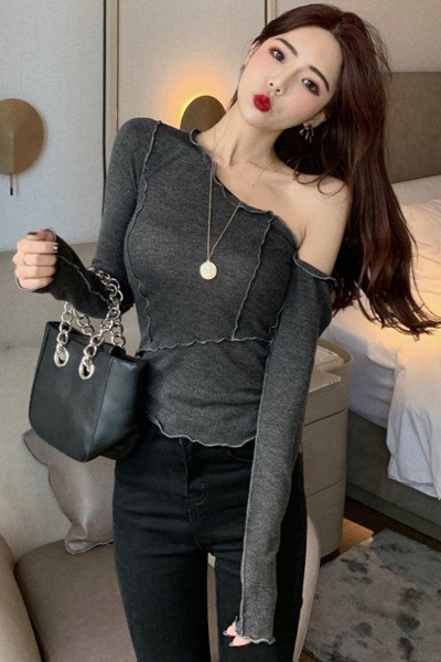 Szürke női blúz ejtett ujjakkal és fürtökkel