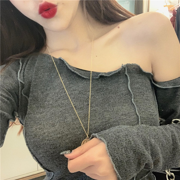 Szürke női blúz ejtett ujjakkal és fürtökkel