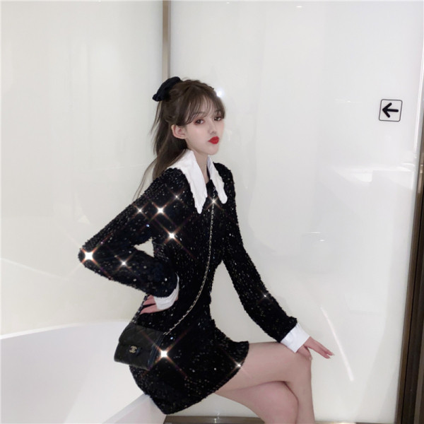 Retro női fekete ruha flitterekkel és gallérral