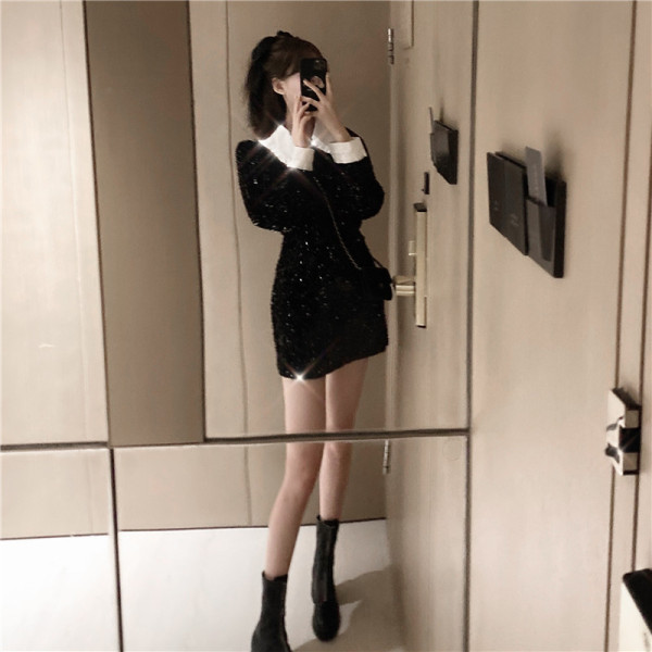 Retro női fekete ruha flitterekkel és gallérral