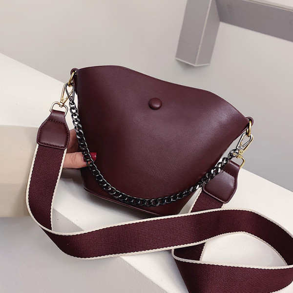 Öko-nahast vabaaja naistekott metallist ketiga