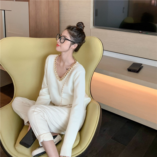 Modern női pulóver fém lánccal