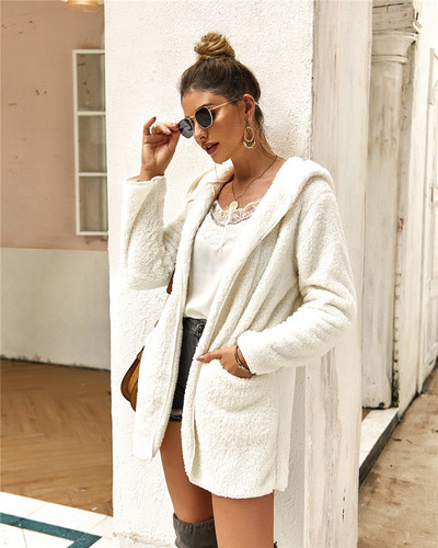 Plüss női kabát kapucnival és zsebekkel