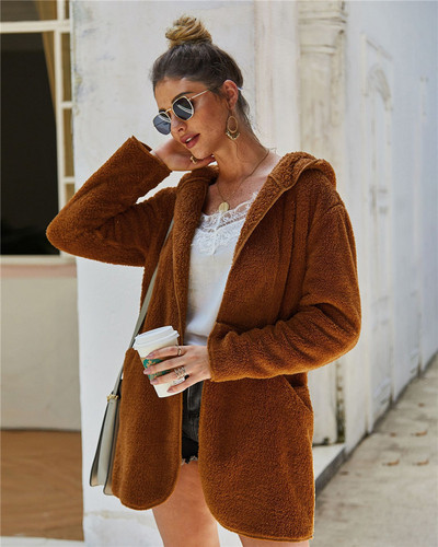 Plüss női kabát kapucnival és zsebekkel