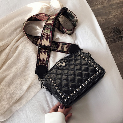 Pika sanga ja metallelemendiga kandiline naistekott